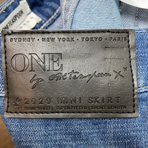 One Teaspoon Medium Wash Two-Tone Distressed Denim Mini Skirt. Size 27 - Picture 7 of 11